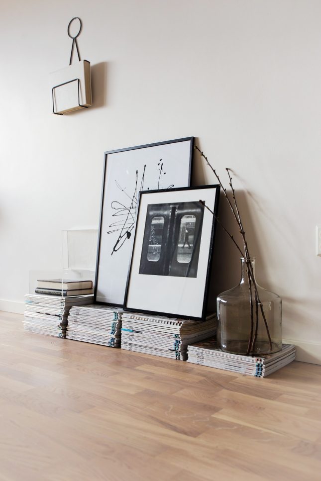 Met een grote glazen wand is er een slaapkamer gecreëerd in dit appartement Met een grote glazen wand is er een slaapkamer gecreëerd in dit appartement