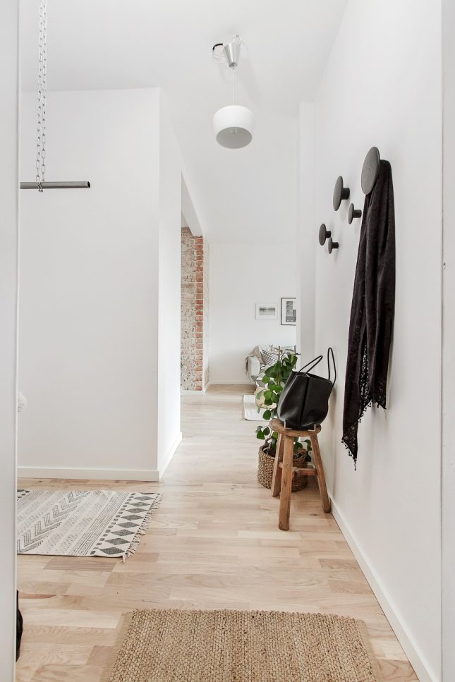 Met een grote glazen wand is er een slaapkamer gecreëerd in dit appartement Met een grote glazen wand is er een slaapkamer gecreëerd in dit appartement