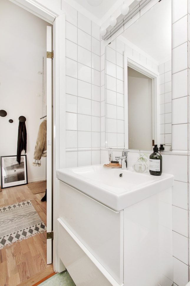 Met een grote glazen wand is er een slaapkamer gecreëerd in dit appartement Met een grote glazen wand is er een slaapkamer gecreëerd in dit appartement