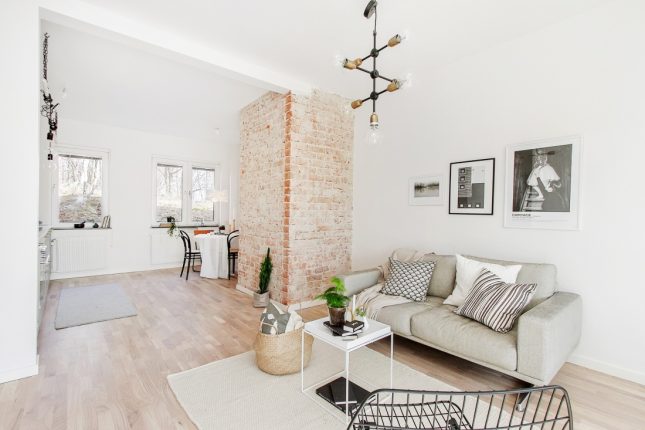 Met een grote glazen wand is er een slaapkamer gecreëerd in dit appartement Met een grote glazen wand is er een slaapkamer gecreëerd in dit appartement