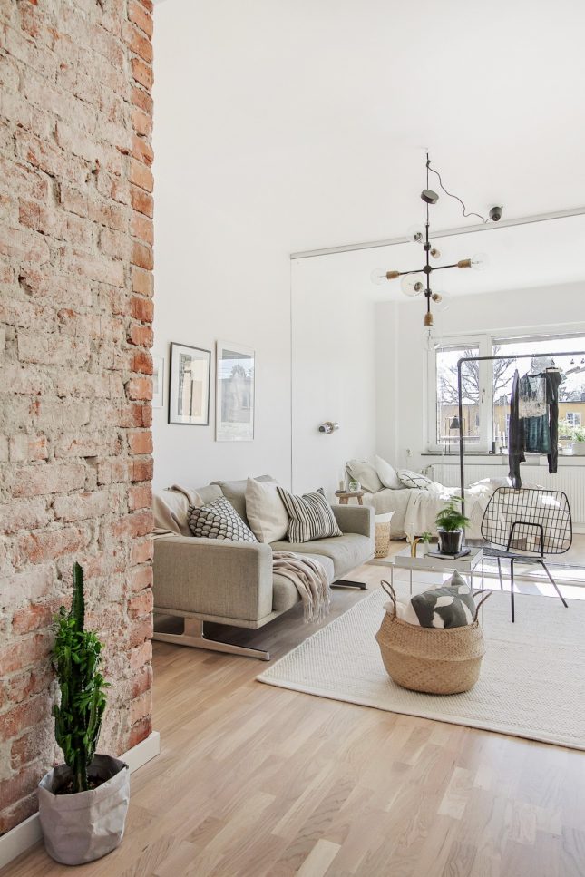 Met een grote glazen wand is er een slaapkamer gecreëerd in dit appartement Met een grote glazen wand is er een slaapkamer gecreëerd in dit appartement