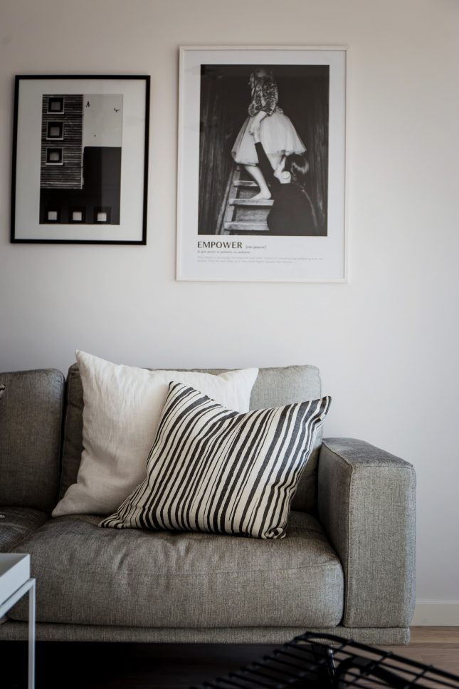 Met een grote glazen wand is er een slaapkamer gecreëerd in dit appartement Met een grote glazen wand is er een slaapkamer gecreëerd in dit appartement