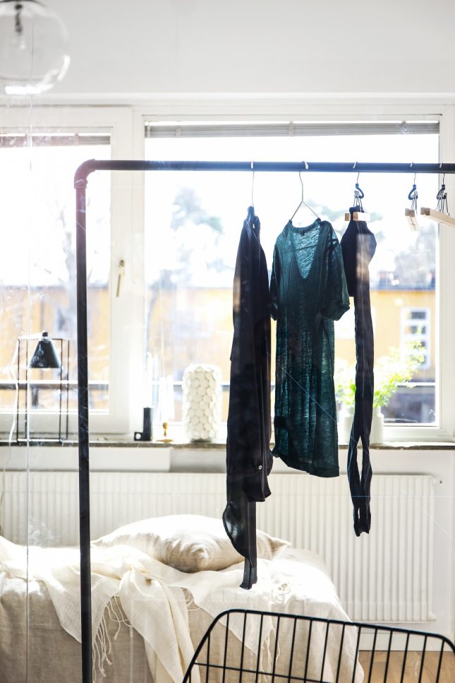 Met een grote glazen wand is er een slaapkamer gecreëerd in dit appartement Met een grote glazen wand is er een slaapkamer gecreëerd in dit appartement