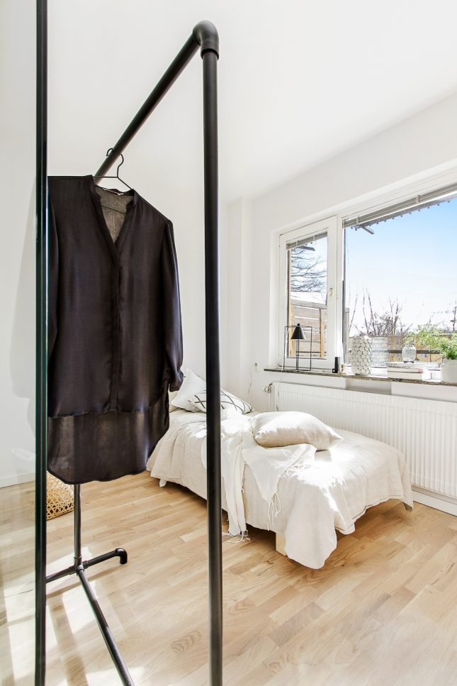 Met een grote glazen wand is er een slaapkamer gecreëerd in dit appartement Met een grote glazen wand is er een slaapkamer gecreëerd in dit appartement