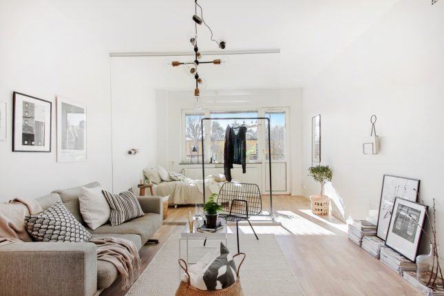 Met een grote glazen wand is er een slaapkamer gecreëerd in dit appartement Met een grote glazen wand is er een slaapkamer gecreëerd in dit appartement