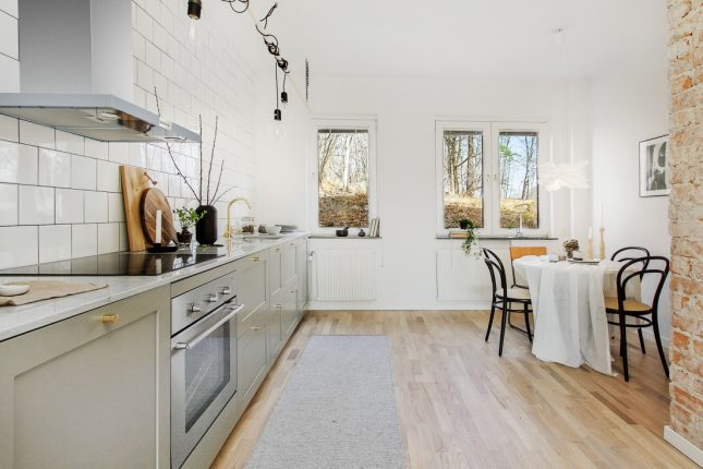 Met een grote glazen wand is er een slaapkamer gecreëerd in dit appartement Met een grote glazen wand is er een slaapkamer gecreëerd in dit appartement