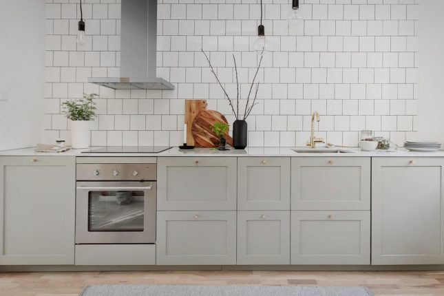 Met een grote glazen wand is er een slaapkamer gecreëerd in dit appartement Met een grote glazen wand is er een slaapkamer gecreëerd in dit appartement