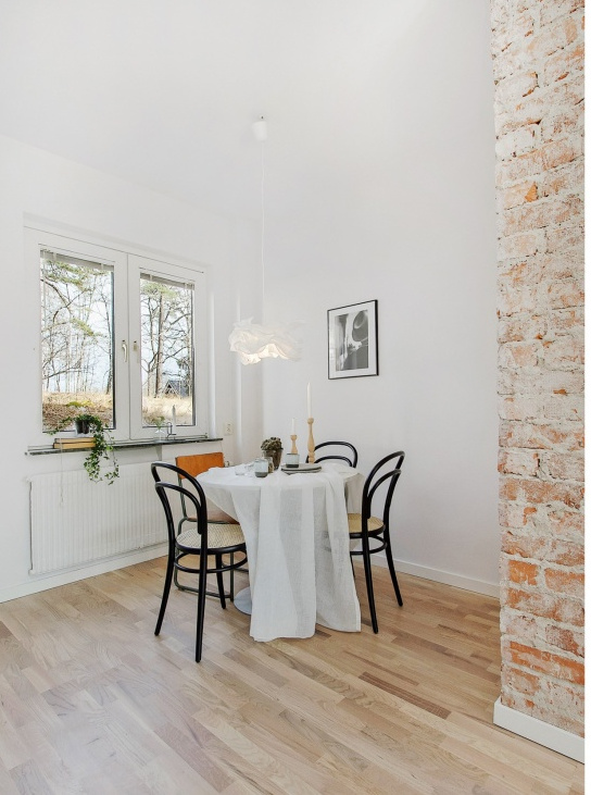 Met een grote glazen wand is er een slaapkamer gecreëerd in dit appartement Met een grote glazen wand is er een slaapkamer gecreëerd in dit appartement