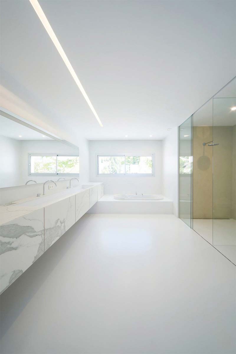 Interieurontwerp-bureau LOFT4C heeft deze luxe minimalistische badkamer ontworpen, bestaande uit voornamelijk wit. Klik hier voor meer foto's.