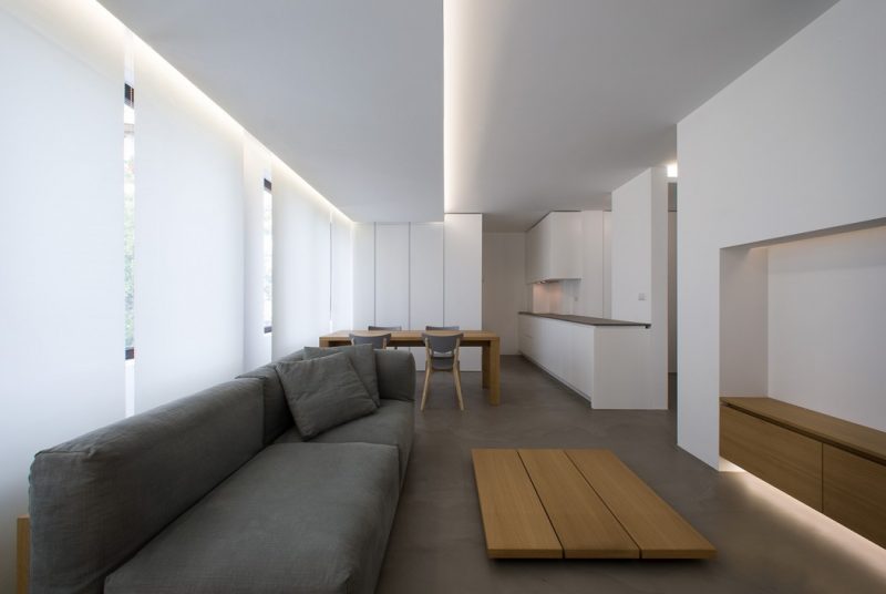 Interieurarchitect  Elia Nedkov creëerde een minimalistisch interieur in dit appartement, met een pallet van wit, grijs en eiken hout.