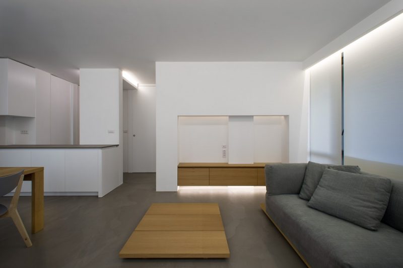 Naast voornamelijke grijze en witte oppervlakken, kenmerkt dit minimalistische interieur, ontworpen door interieurarchitect Elia Nedkov, met warme houten accenten. Klik hier voor meer foto's.
