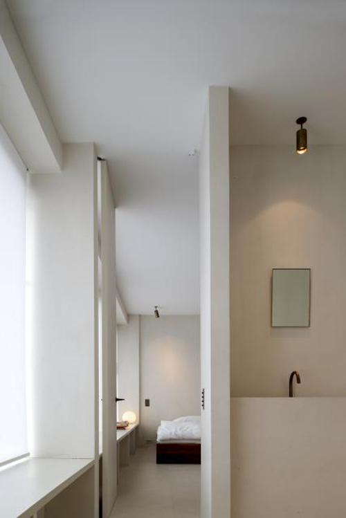 Minimalistische badkamer met gouden vintage details