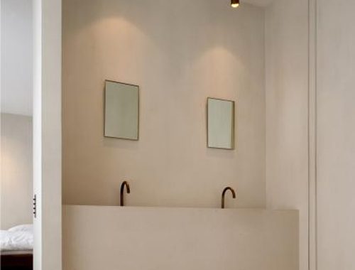 Minimalistische badkamer met gouden vintage details