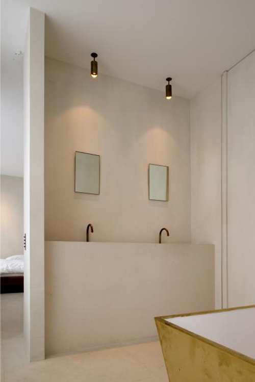 Microcement vloer en wanden in minimalistische badkamer
