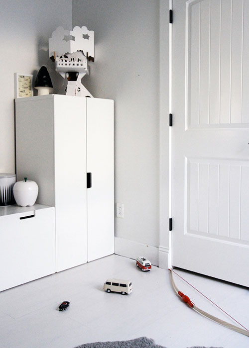 minimalistische kinderkamer witte kasten