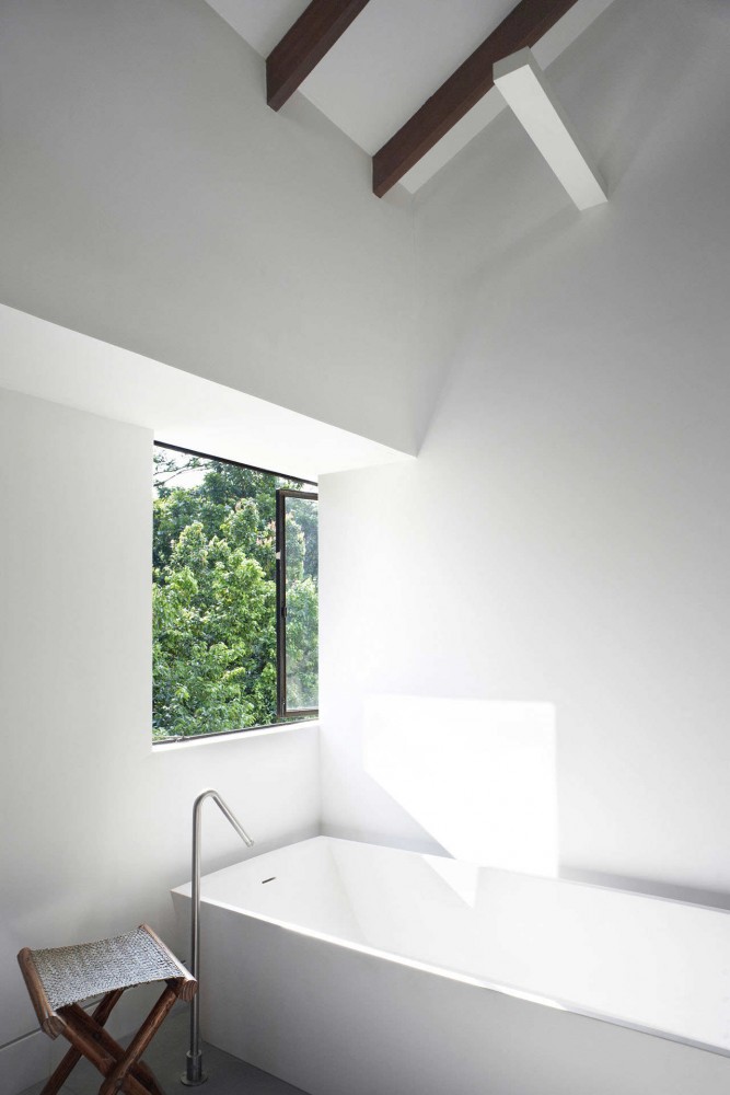 Strak hoekig bad met vrijstaande kraan