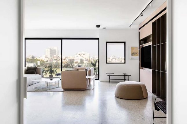 Interieurontwerper Yael Perry heeft een super mooi modern interieur ontworpen voor een appartement uit Tel Aviv. Klik hier voor de binnenkijker.