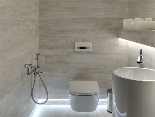 Modern toilet met langwerpige tegels
