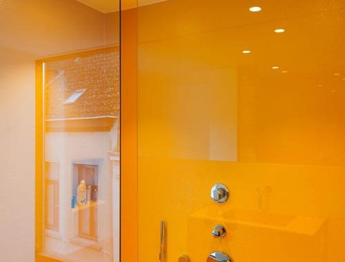 Moderne badkamer met geel bad