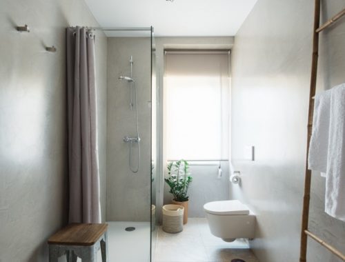 Moderne badkamer met houten accenten