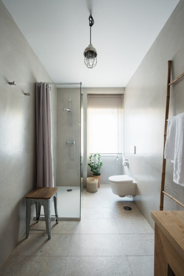 Moderne badkamer met houten accenten