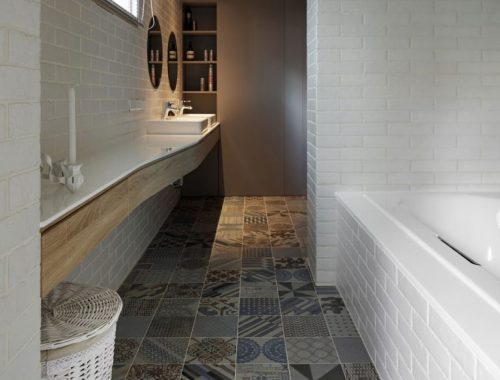 Moderne badkamer met patchwork tegels