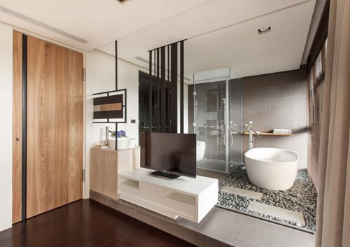 Kiezelstenen op de vloer in spa badkamer