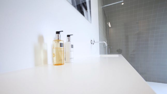 Moderne badkamer met witte gietvloer