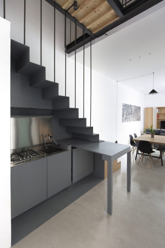 Moderne donkere keuken onder de trap