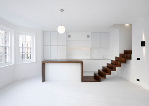 Minimalistische witte keuken met witte vloer en witte kasten