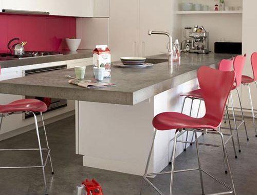 Moderne keuken met betonnen keukenbladen