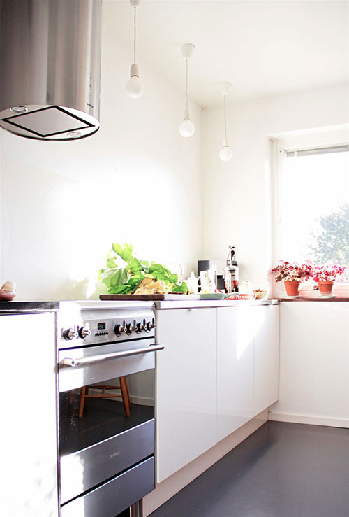 Witte keuken met RVS fornuis en afzuigkap