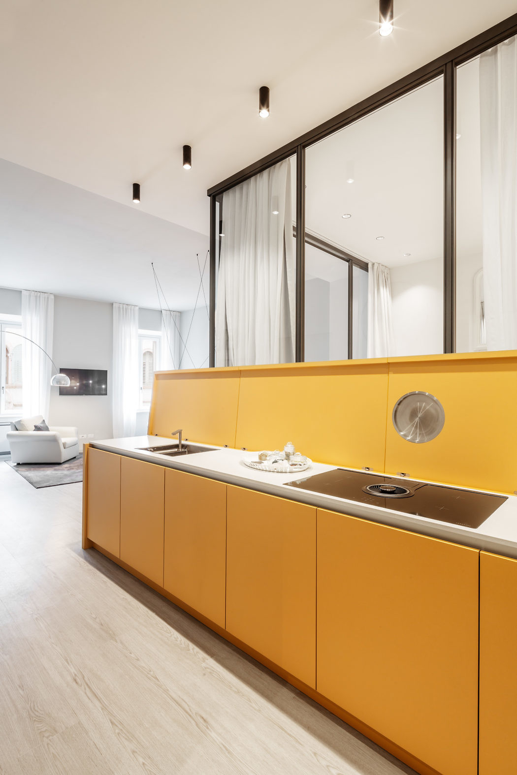 Moderne keuken met gele en taupe kasten