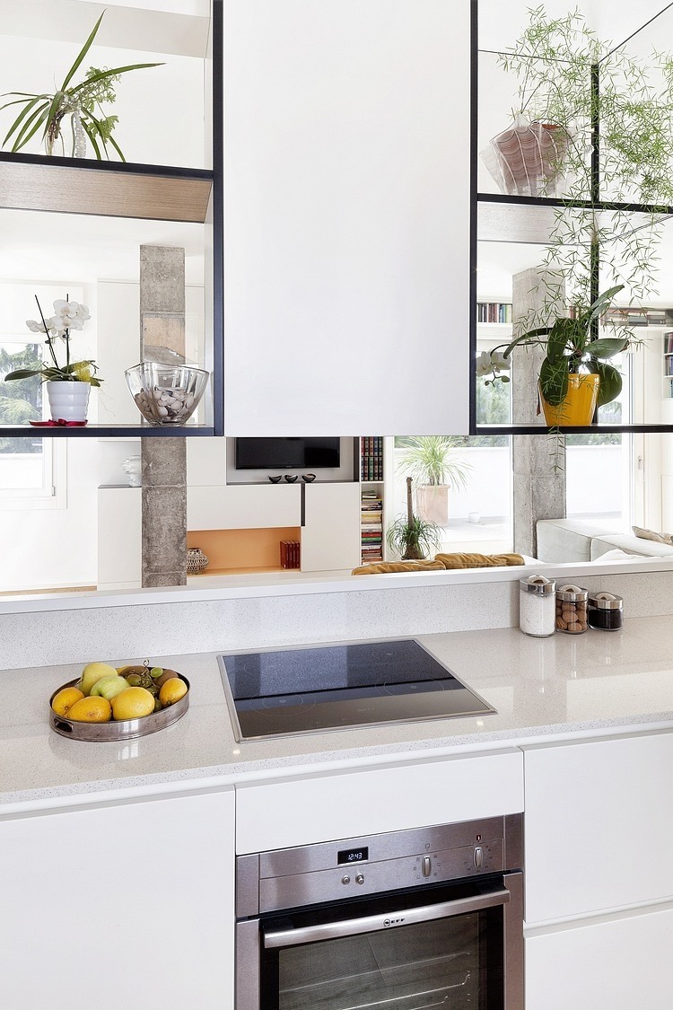 Moderne keuken met stoere vitrinekasten van staal en glas Moderne keuken met stoere vitrinekasten van staal en glas