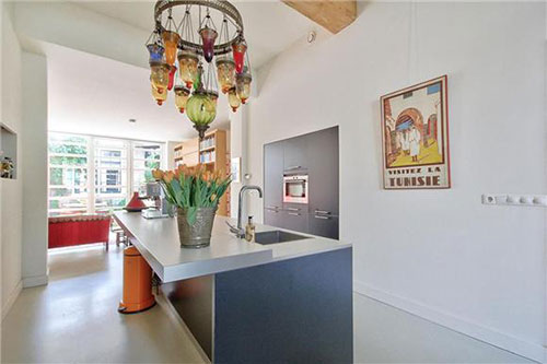 Modern kookeiland met ingebouwde kastenwand Modern kookeiland met ingebouwde kastenwand
