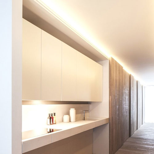 Kleine moderne keuken met klapbare deuren Kleine moderne keuken met klapbare deuren