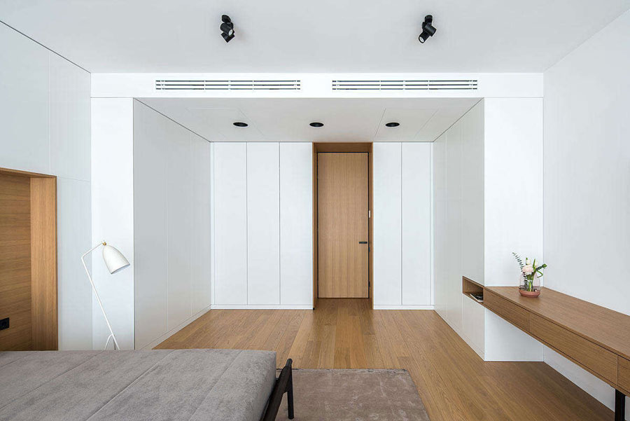 Moderne slaapkamer met inloopkast en werkplek Moderne slaapkamer met inloopkast en werkplek