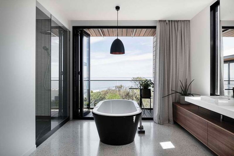 Moderne spa badkamer met ruime inloopdouche én vrijstaand bad, ontworpen door architectenbureau Megowan Architectural | Bron: M-a.com.au | Fotografie: Megowan Architectural