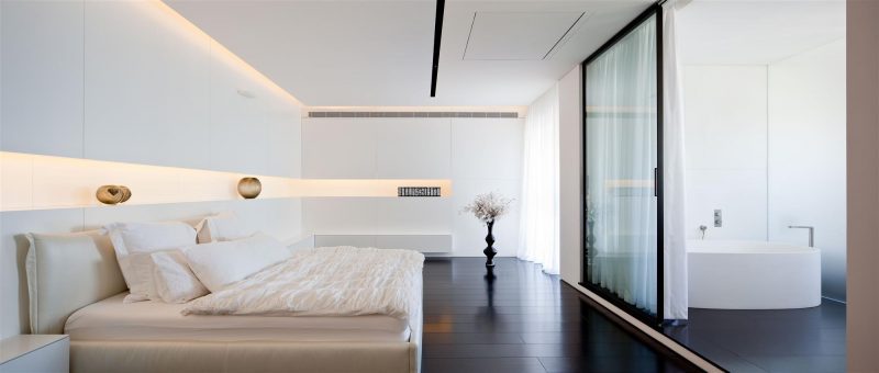 Moderne luxe slaapkamer met witte wanden en fijne sfeerverlichting