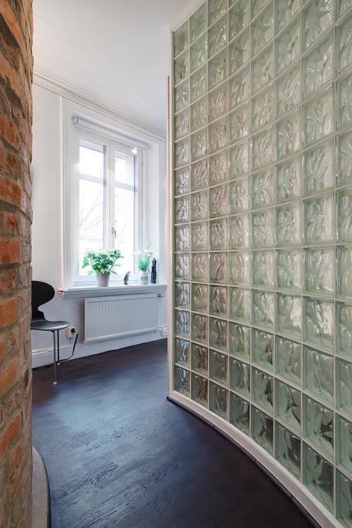 Glazen blokken wand in moderne badkamer