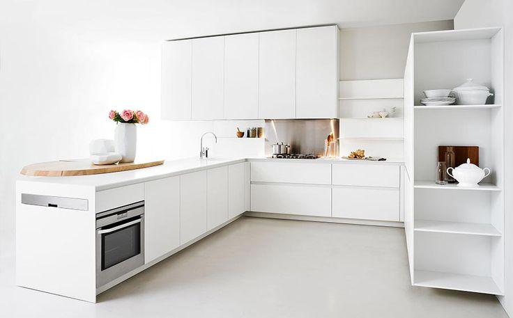 Mooie moderne witte keuken met witte muren en witte gietvloer. Klik hier voor meer foto's.