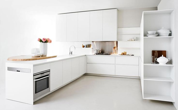 Mooie moderne witte keuken met witte muren en witte gietvloer. Klik hier voor meer foto's. Mooie moderne witte keuken met witte muren en witte gietvloer. Klik hier voor meer foto's.