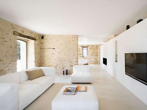 Moderne woonkamer met bakstenen muur
