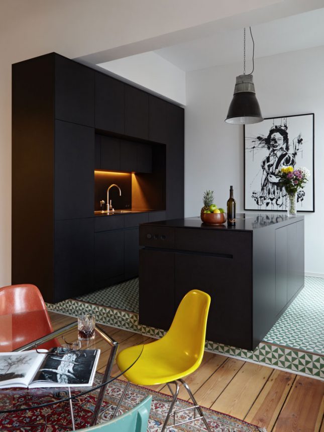 moderne zwarte keuken met kookeiland