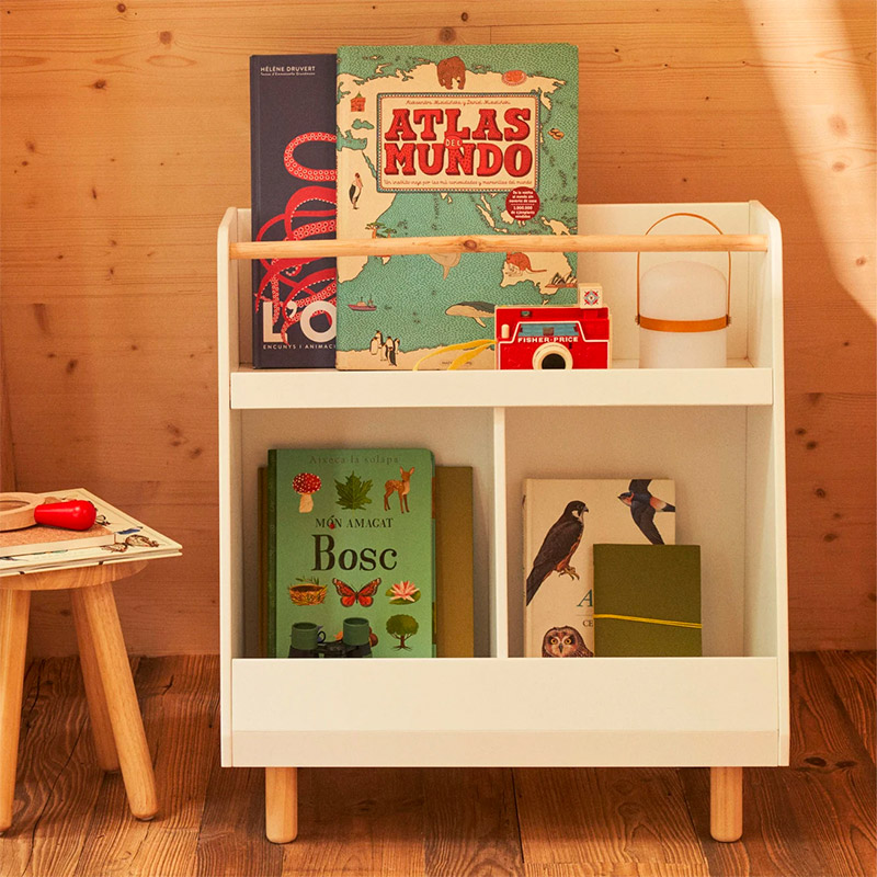 De Montessori boekenkast is de ideale toevoeging aan de kinderkamer: praktisch en stijlvol. Helpt kinderen leren opruimen en houdt al hun spulletjes binnen handbereik.