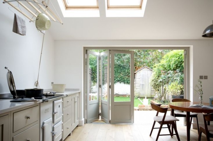 Dakramen in landelijke keuken met vouwdeuren naar de tuin Dakramen in landelijke keuken met vouwdeuren naar de tuin