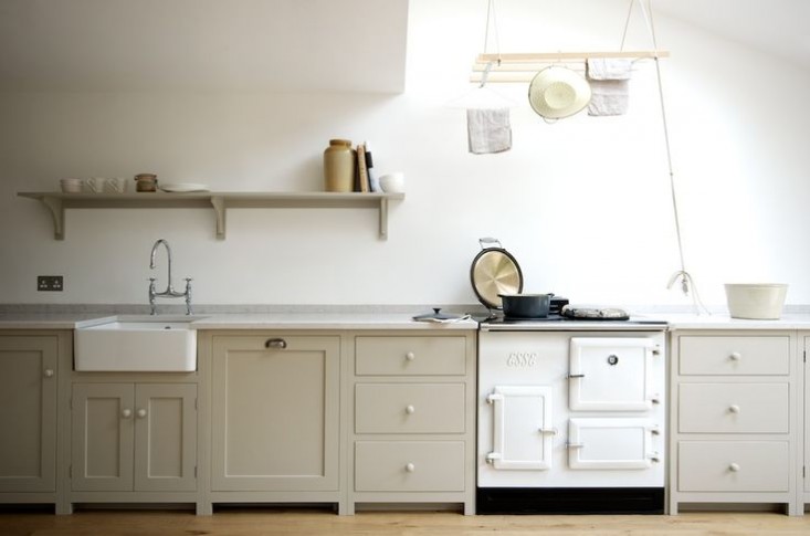 Landelijk keuken in uitbouw met lichtbeige kasten