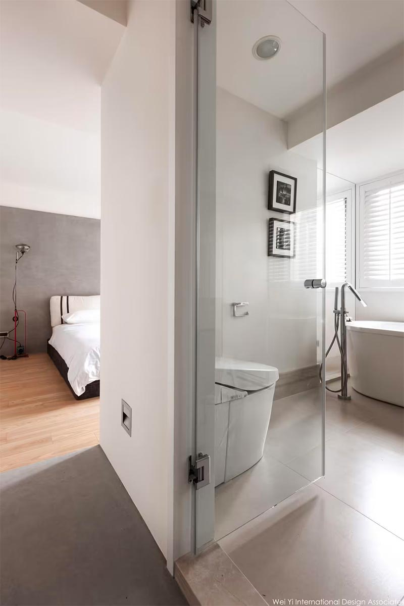 Wei Yi International Design Associates koos in deze moderne badkamer ensuite voor een luxe glazen deur.