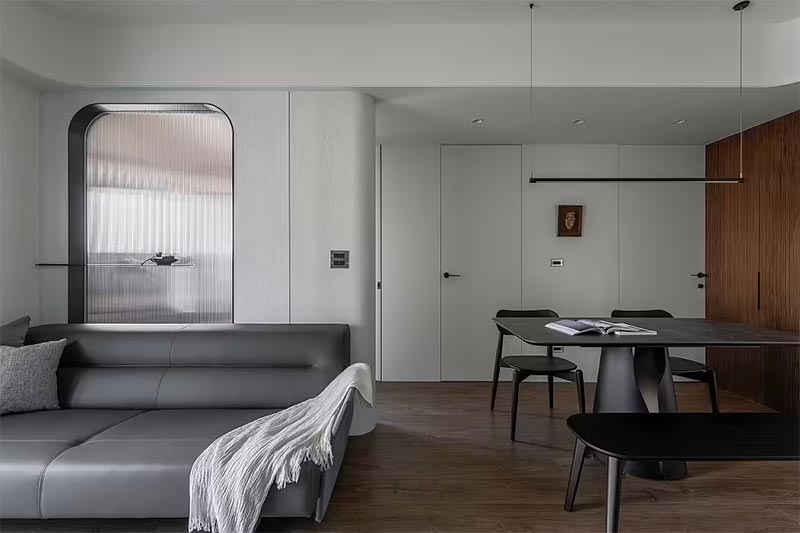 Modern stoer appartement ontworpen door AODA Interior design met kamerhoge binnendeuren in dezelfde kleur als de muren.
