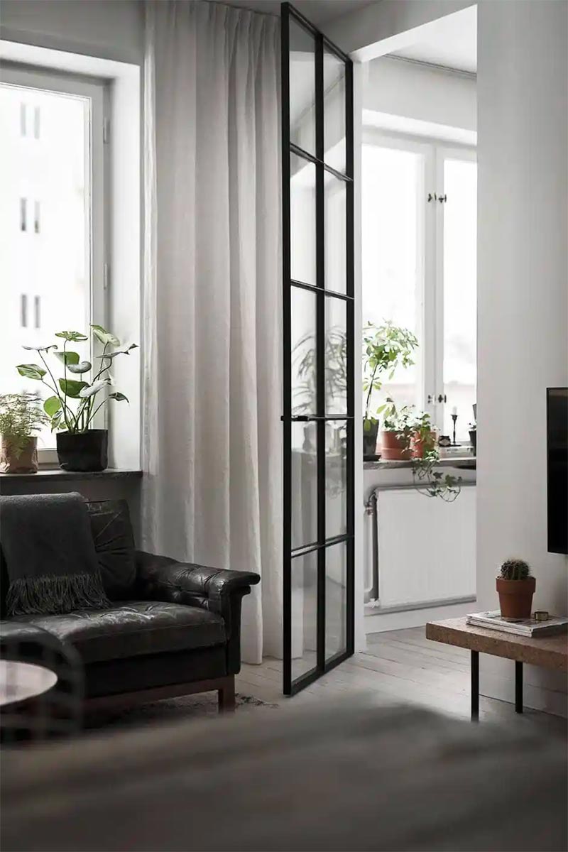 Het grootste voordeel van taatsdeuren, of pivotdeuren, is hun unieke design en functionaliteit, vooral in termen van ruimtebesparing en esthetiek. 